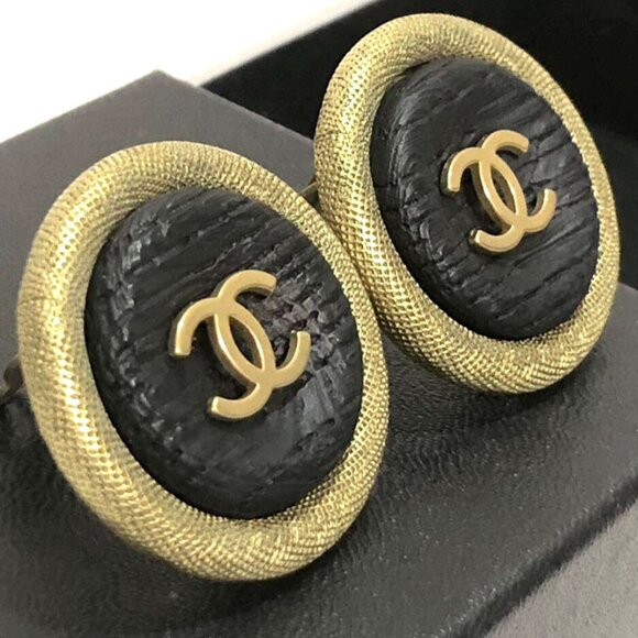 CHANEL CC Logo Black wood Round Clip-On Earrings Gold Tone 94P Auth w/Box - Picture 1 of 9